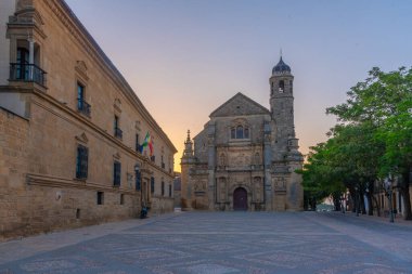 İspanya 'nın Ubeda kentindeki Sacra Capilla del Salvador' un gündoğumu manzarası
