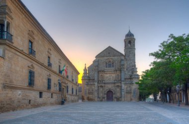 İspanya 'nın Ubeda kentindeki Sacra Capilla del Salvador' un gündoğumu manzarası