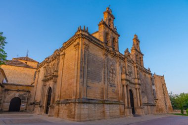 İspanya, Ubeda 'da bulunan Ubeda' daki Santa Maria de los Reales Alcazares Bazilikasının gün doğumu manzarası