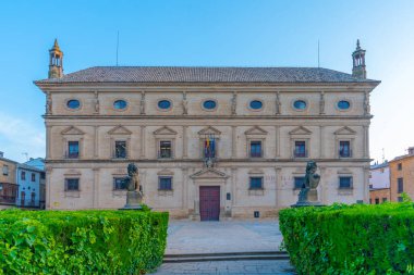 İspanya 'nın Ubeda kentindeki belediye binasının gün doğumu manzarası