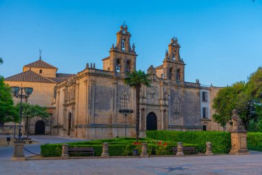 İspanya, Ubeda 'da bulunan Ubeda' daki Santa Maria de los Reales Alcazares Bazilikasının gün doğumu manzarası