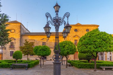 İspanya 'nın Ubeda kentindeki belediye binasının gün doğumu manzarası
