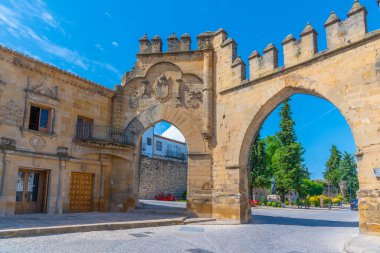 İspanyol kasabası Baeza 'da Jaen kapısı ve Villalar kemeri