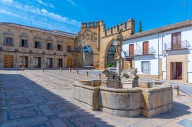 İspanyol kasabası Baeza 'da Jaen kapısı ve Villalar kemeri