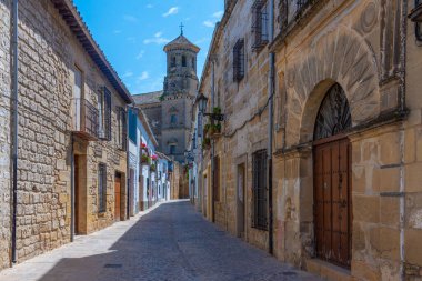 Baeza Katedrali İspanya 'da bir sokaktan izlendi.