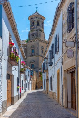 Baeza Katedrali İspanya 'da bir sokaktan izlendi.