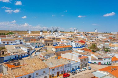 Campo de Criptana Panoraması İspanya 'nın beyaz yel değirmenleriyle dolu.