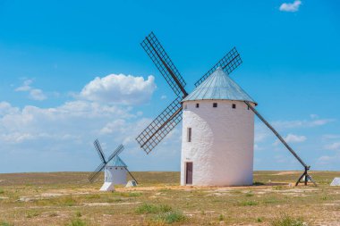 İspanya 'daki Campo de Criptana' da beyaz yel değirmenleri