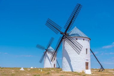 İspanya 'daki Campo de Criptana' da beyaz yel değirmenleri