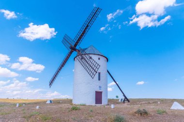 İspanya 'daki Campo de Criptana' da beyaz yel değirmenleri