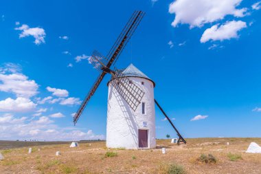 İspanya 'daki Campo de Criptana' da beyaz yel değirmenleri
