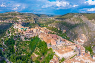 İspanyol kenti Cuenca 'nın havadan görünüşü