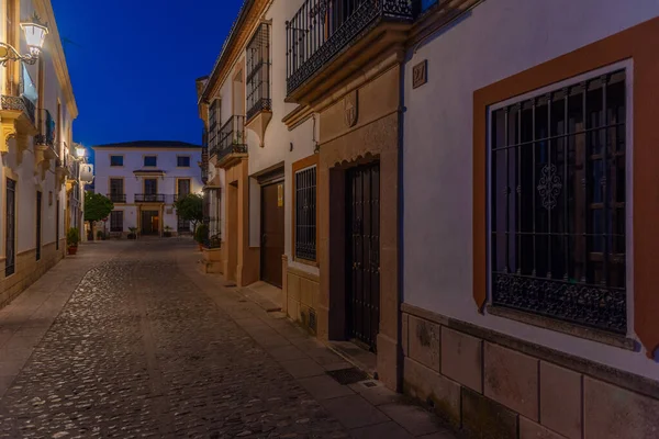 İspanyol şehri Ronda 'nın beyaz caddesinin gece manzarası
