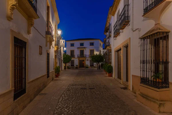 İspanyol şehri Ronda 'nın beyaz caddesinin gece manzarası
