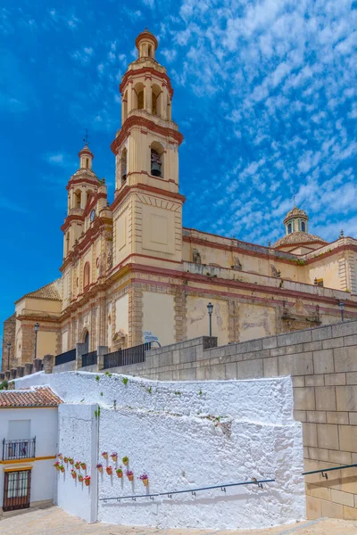 Eski İspanyol şehri Olvera 'daki beyaz cadde kiliseye gidiyor.
