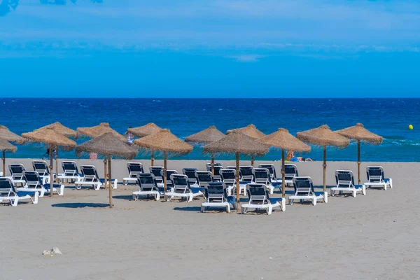 Marbella, İspanya 'daki Playa de Venüs' te güneşlik ve şemsiyeler.