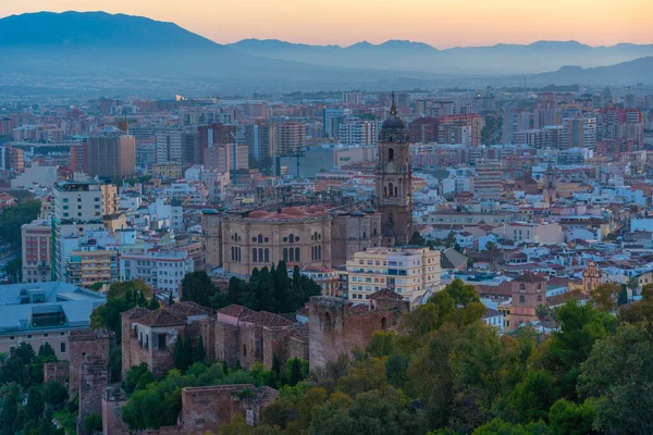 Gün batımında Malaga 'daki katedralin havadan görüntüsü.