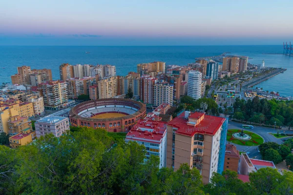 İspanya 'nın Malaga kentindeki koridor binasının günbatımı görüntüsü.