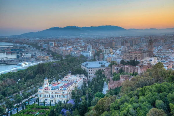 Gün batımında Malaga 'daki katedralin havadan görüntüsü.