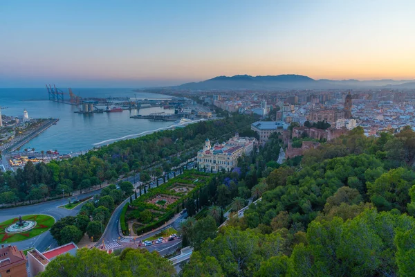 Gün batımında Malaga Limanı 'nın günbatımı görüntüsü