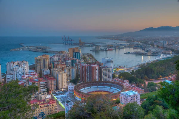 İspanya 'nın Malaga kentindeki koridor binasının günbatımı görüntüsü.