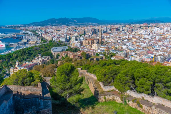 Gibralfaro Kalesi 'nden çekilen Malaga hava görüntüsü. Gün batımında Malaga Limanı, Alcazaba Kalesi ve Malaga Katedrali de dahil.