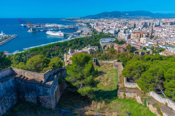Gibralfaro Kalesi 'nden çekilen Malaga hava görüntüsü. Gün batımında Malaga Limanı, Alcazaba Kalesi ve Malaga Katedrali de dahil.