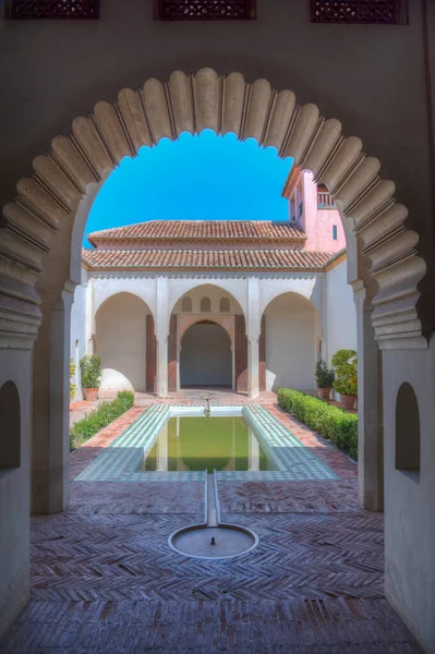 看到马拉加Alcazaba要塞的一个庭院 — 图库照片