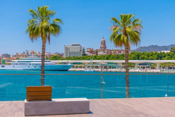 Malaga, İspanya 'da arka planda katedrali olan büyük bir yat.