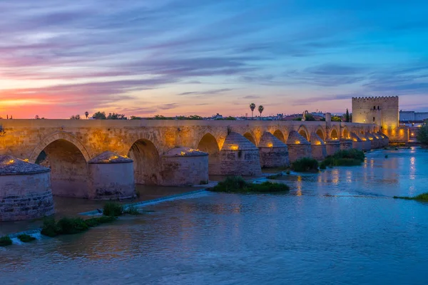 Calahorra Kulesi 'nin (Torre de la Calahorra) gündoğumu manzarası, Cordoba, İspanya