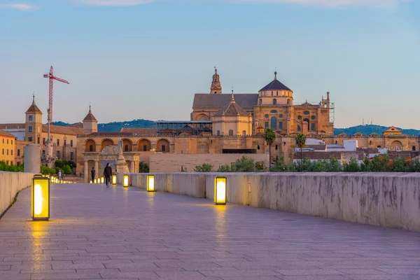 İspanya 'nın Cordoba şehrinde, ufukta La mezquita katedrali olan eski Roma köprüsünün gündoğumu manzarası.