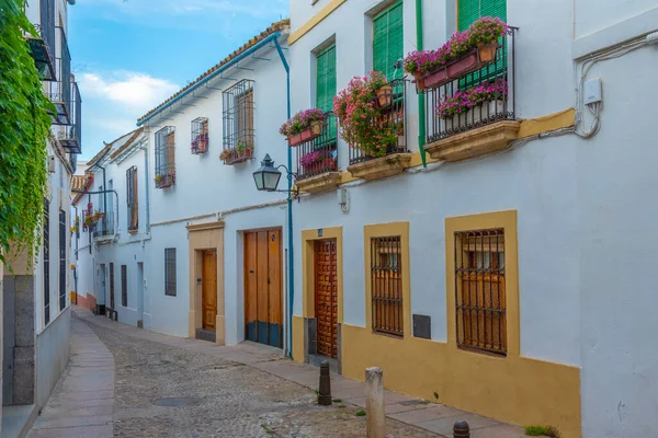 İspanya 'nın eski Cordoba şehrindeki Beyazyıkanmış cadde