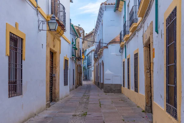 İspanya 'nın eski Cordoba şehrindeki Beyazyıkanmış cadde