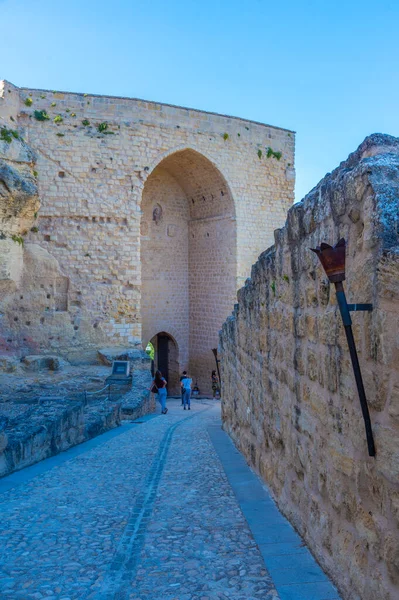 İspanya 'nın Alcala la Real kasabasındaki Fortaleza de la Mota' ya açılan kapı.