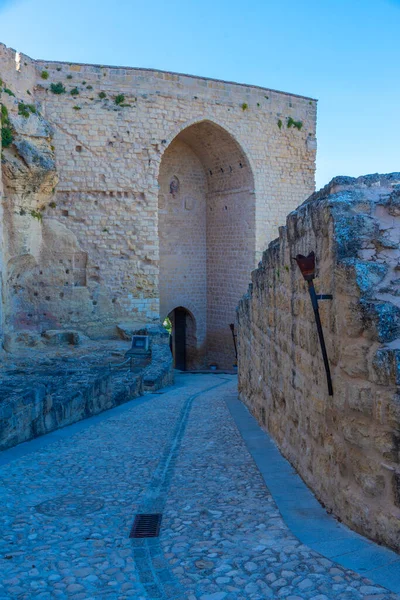 İspanya 'nın Alcala la Real kasabasındaki Fortaleza de la Mota' ya açılan kapı.