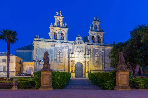 İspanya, Ubeda 'daki Santa Maria de los Reales Alcazares Bazilikası' nın gün batımı manzarası