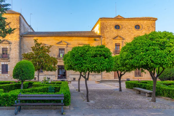 İspanya 'nın Ubeda kentindeki belediye binasının gün doğumu manzarası