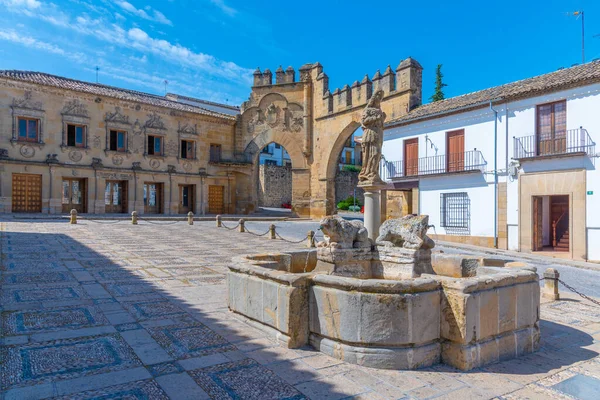 İspanyol kasabası Baeza 'da Jaen kapısı ve Villalar kemeri