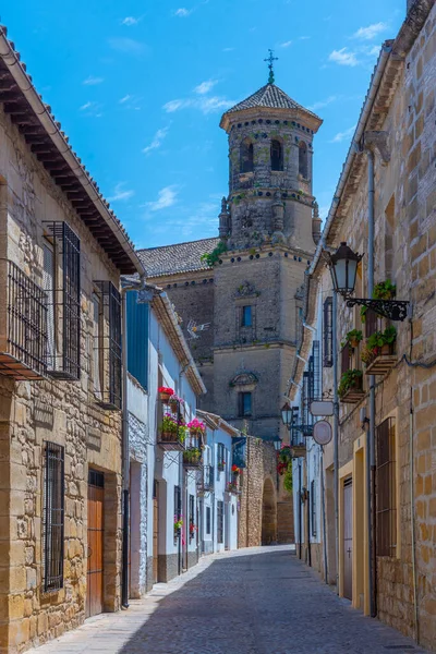 Baeza Katedrali İspanya 'da bir sokaktan izlendi.