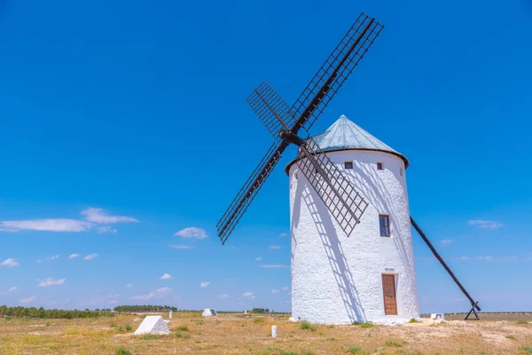 Λευκοί Ανεμόμυλοι Στο Campo Criptana Της Ισπανίας — Φωτογραφία Αρχείου