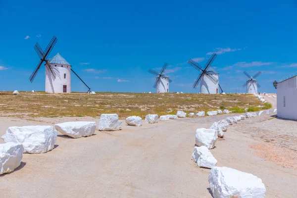 スペインのカンポ クリッターナに白い風車 — ストック写真