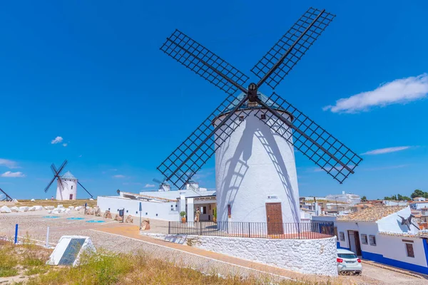 スペインのカンポ クリッターナに白い風車 — ストック写真