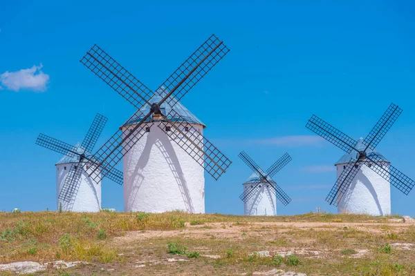 Λευκοί Ανεμόμυλοι Στο Campo Criptana Της Ισπανίας — Φωτογραφία Αρχείου