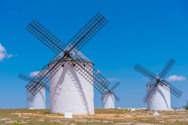 Λευκοί Ανεμόμυλοι Στο Campo Criptana Της Ισπανίας — Φωτογραφία Αρχείου