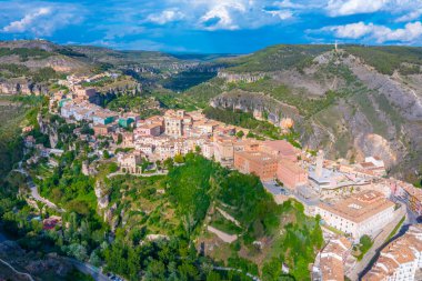 İspanyol kenti Cuenca 'nın havadan görünüşü