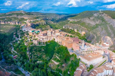 İspanyol kenti Cuenca 'nın havadan görünüşü