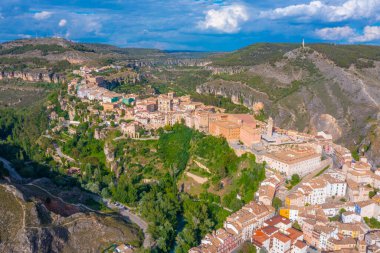 İspanyol kenti Cuenca 'nın havadan görünüşü