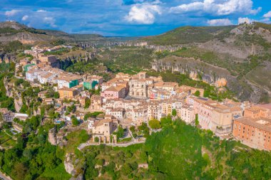 İspanyol kenti Cuenca 'nın havadan görünüşü