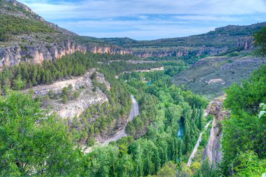 Rio Huecar İspanyol şehri Cuenca 'yı geçiyor