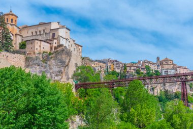 İspanya Cuenca 'da Huecar nehri üzerinde San Pablo köprüsü